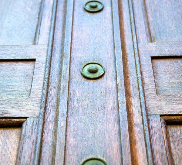 I london antika bruna dörren rostig mässing spik och ljus — Stockfoto