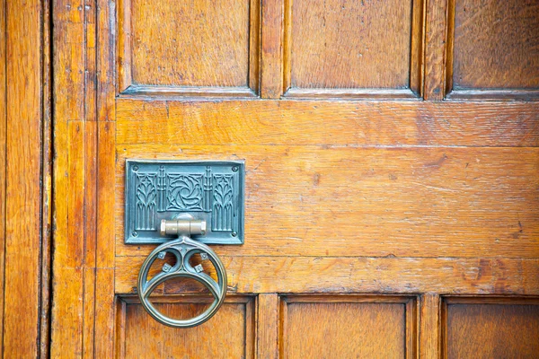 Handle in london antique brown door  rusty — Stock Photo, Image