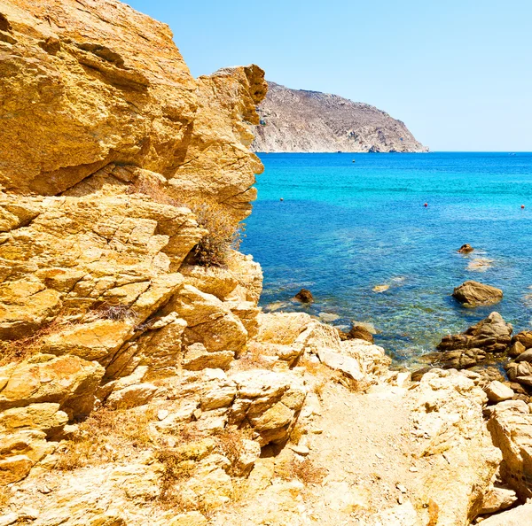 En Grecia la isla mykonos roca mar y playa cielo azul — Foto de Stock