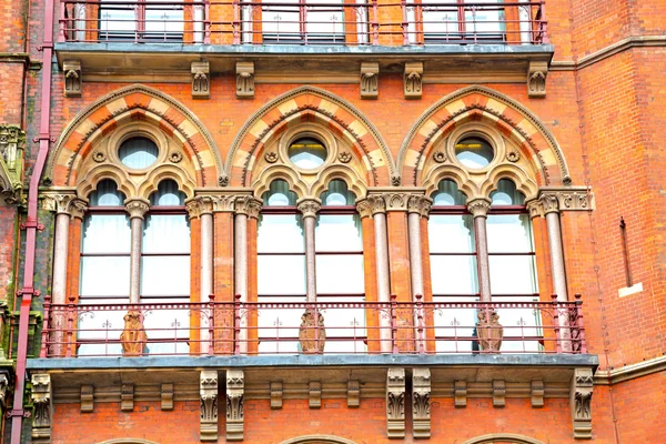 Ancienne architecture dans les fenêtres et l'extérieur en brique — Photo