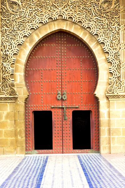 Na porta velha — Fotografia de Stock
