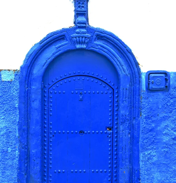 Historische blaue Tür im antiken Gebäude im marokkanischen Stil — Stockfoto