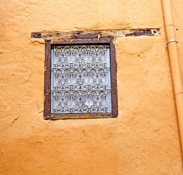 Fenêtre en Afrique marocaine et construction ancienne wal brique histori — Photo