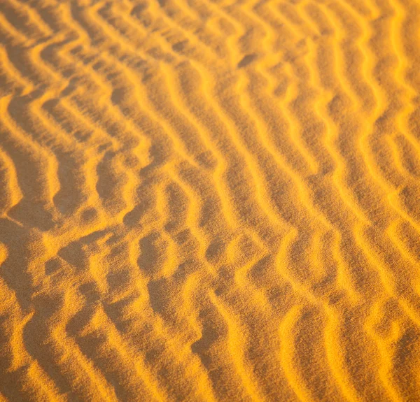 Africa la dune de sable brun dans la ligne du désert du Maroc sahara — Photo