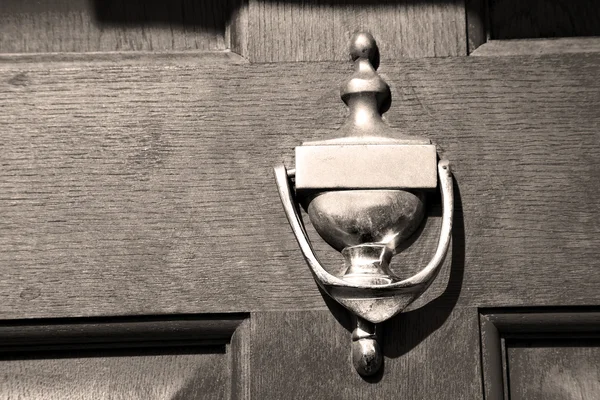 Handle in london antique brown door  rusty  brass nail and light — Stock Photo, Image