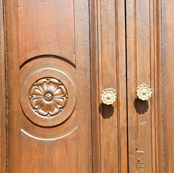 Puerta de pintura pelada en madera antigua italia y tradicional — Foto de Stock