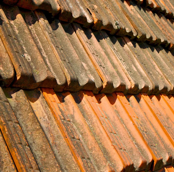 Staré střešní v Itálii, linie a textury diagonální architektury — Stock fotografie