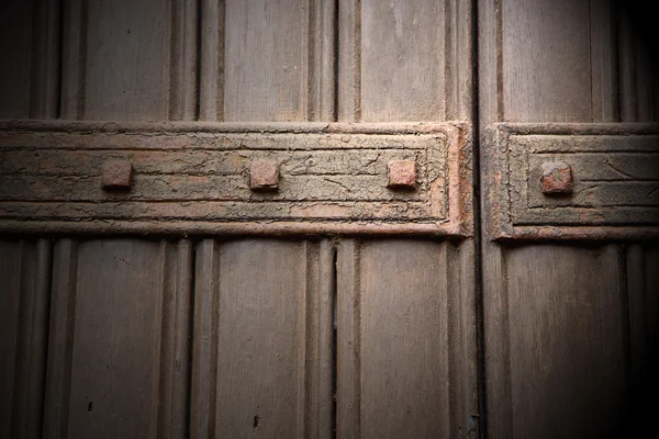 Em londres antigo marrom porta enferrujado latão unha e luz — Fotografia de Stock