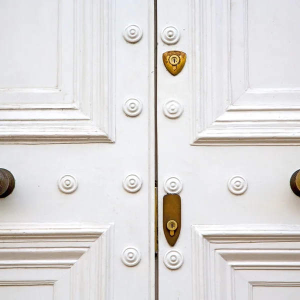 Handle in london antique brown door  rusty  brass nail and light — Stock Photo, Image