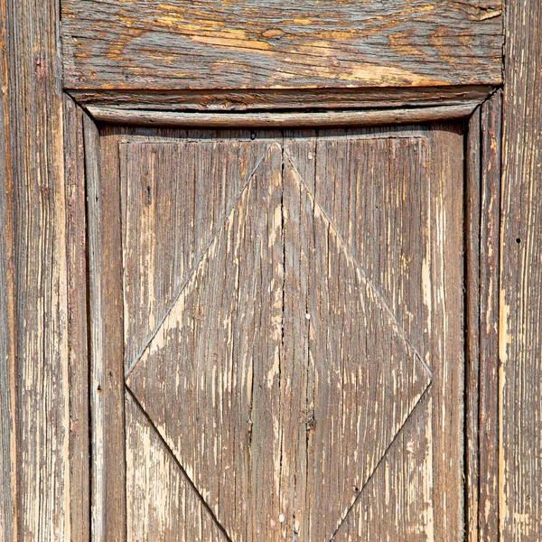 Textura de grano de una antigua puerta de madera marrón en italia euro — Foto de Stock