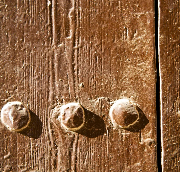 Clavo sucia pintura desnuda en la puerta de madera marrón y yello oxidado —  Fotos de Stock