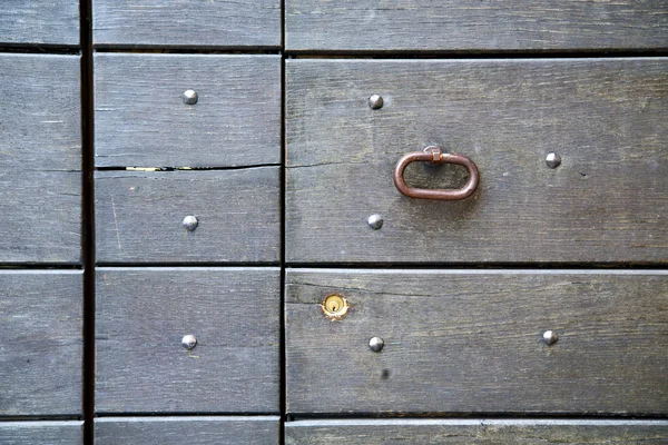 Astratto arrugginito in porta curch legno chiuso lombardia italia v — Foto Stock