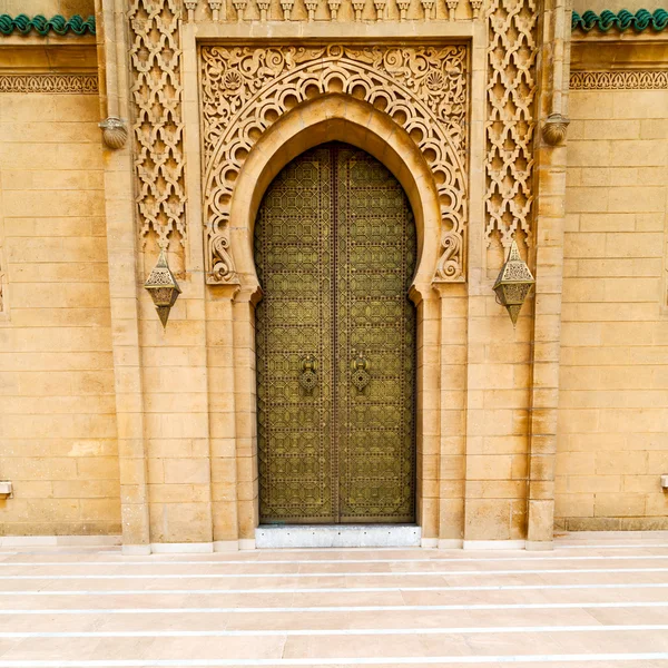 Porta velha em marroquino áfrica ancien e parede ornamentado marrom — Fotografia de Stock