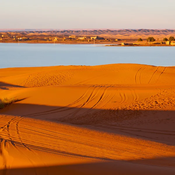 Sol en el desierto amarillo del lago de arena y dunas de morocco —  Fotos de Stock