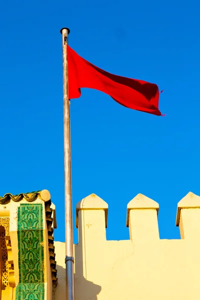 Tunisia acenando bandeira na onda ameias azuis — Fotografia de Stock