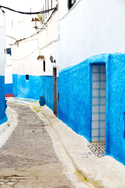 Antigua puerta en ancien y pared ornamentada calle azul — Foto de Stock