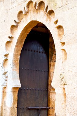 Fas Afrika süslü yeşil eski kapı