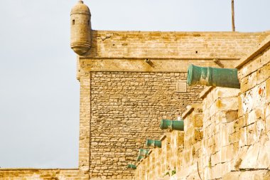  tuğla eski top ve yakın gökyüzü kule