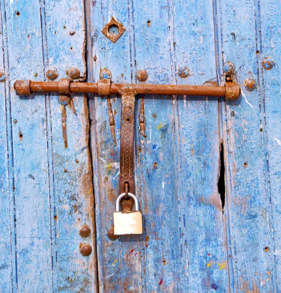 Zardzewiały gwóźdź metalu brudne pozbawione farby w niebieskie drzwi z drewna — Zdjęcie stockowe