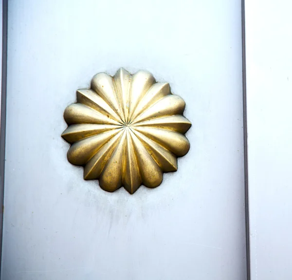 Metallo dorato arrugginito marocco in africa la vecchia facciata in legno ho — Foto Stock