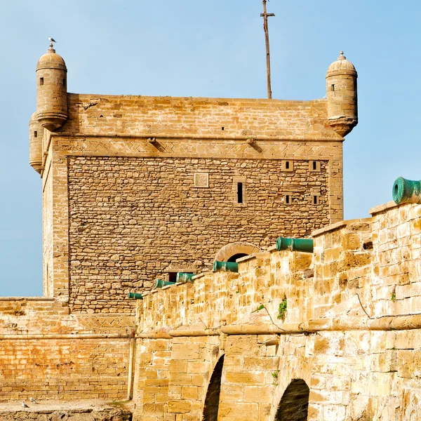 Kanón v Africe Maroko starý hrad hnědých cihel sky — Stock fotografie