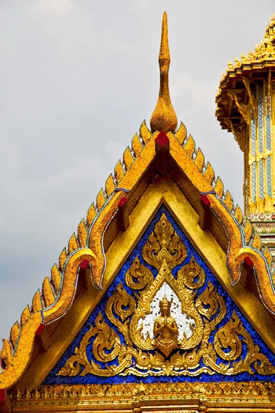 Tailândia em bangkok cruz cores telhado wat palácios e — Fotografia de Stock