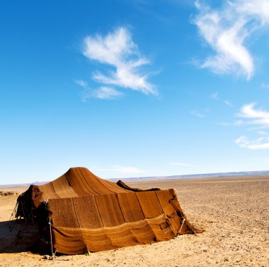 gökyüzünün morocco sahara ve rock taş çöldeki çadırı