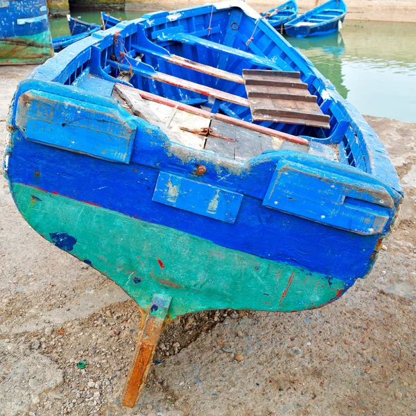 Boot und meer in afrika marokko alte burg brauner ziegelhimmel — Stockfoto