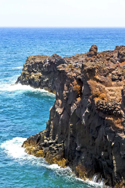 Hervideros braunen Felsen im Wasser Sommer — Stockfoto