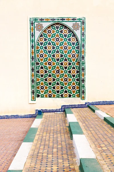 Finestra blu in Africa marocchina e costruzione di pareti marroni — Foto Stock