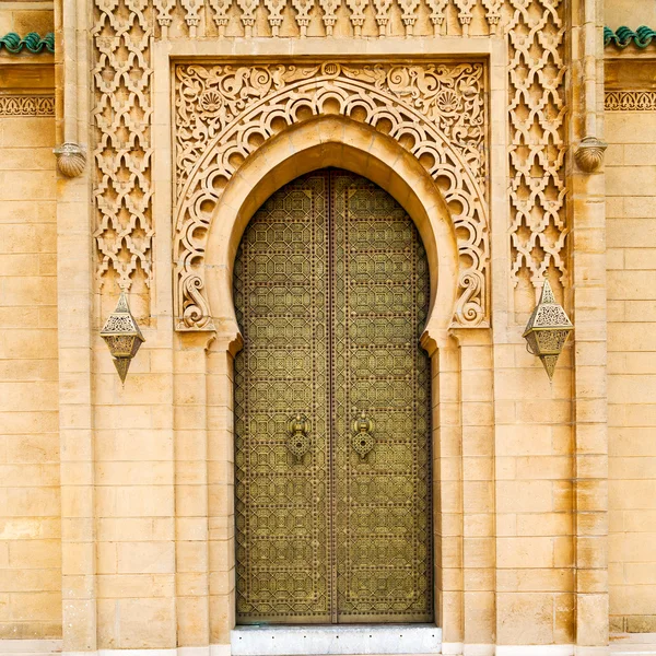 Porta velha em marroquino áfrica ancien e parede ornamentado marrom — Fotografia de Stock