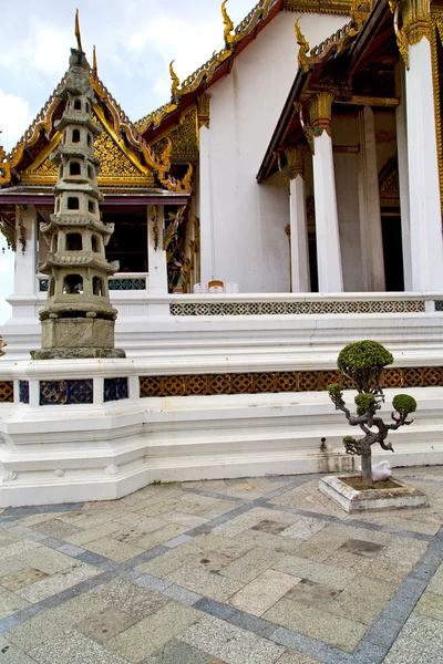 Pavement gold    temple   in   bangkok  bonsai — Stock Photo, Image