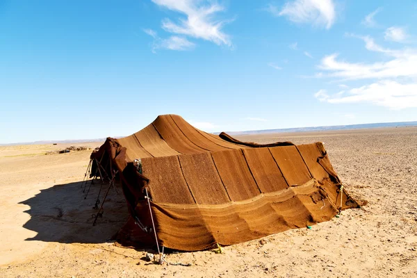Namiot w Maroko sahara kamień niebo opoka — Zdjęcie stockowe