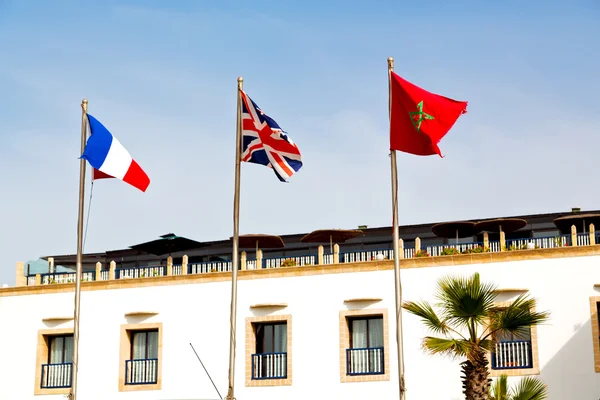 Mundo acenando bandeira no céu azul cor morocco — Fotografia de Stock
