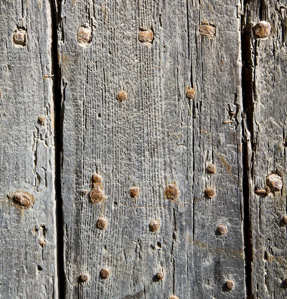 Smalto sporco chiodo spogliato nella porta di legno marrone e yello arrugginito — Foto Stock
