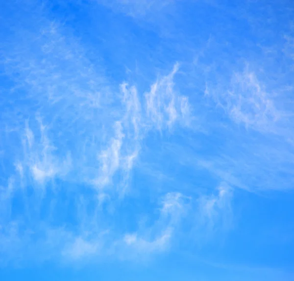 No céu azul nuvens suaves brancas e fundo abstrato — Fotografia de Stock