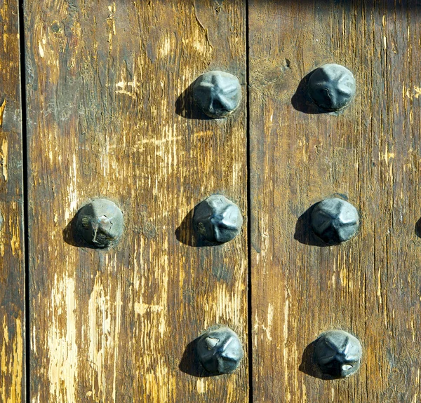Smalto sporco chiodo spogliato nella porta di legno marrone e arrugginito — Foto Stock