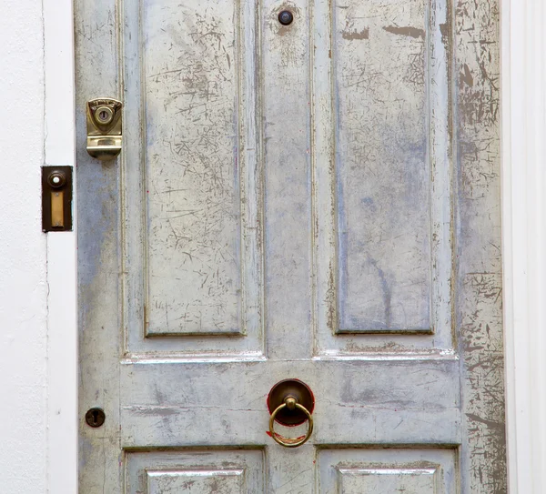 Alça em londres antigo marrom porta enferrujado latão unha e luz — Fotografia de Stock