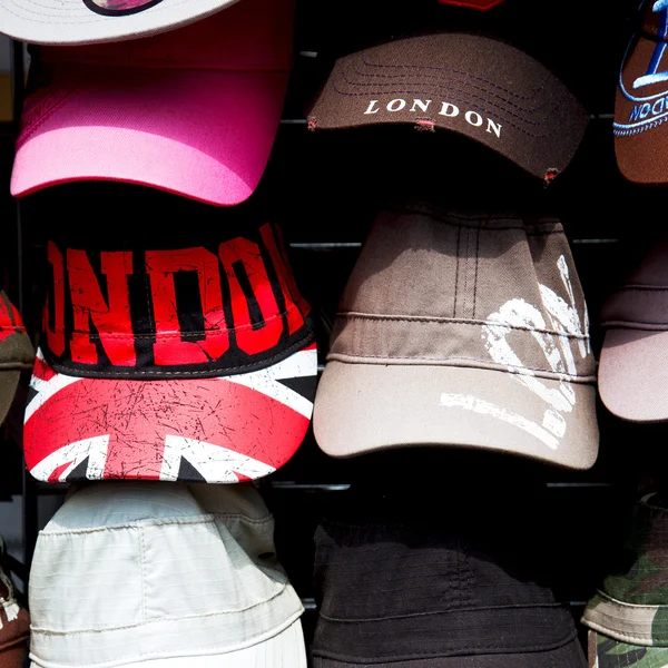 Στο Λονδίνο, παλιά κόκκινο καπέλο και μαύρο το κατάστημα μόδας — Φωτογραφία Αρχείου