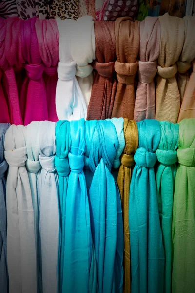 W Londynie akcesoria colorfull szalik i chusty stary rynek nie — Zdjęcie stockowe