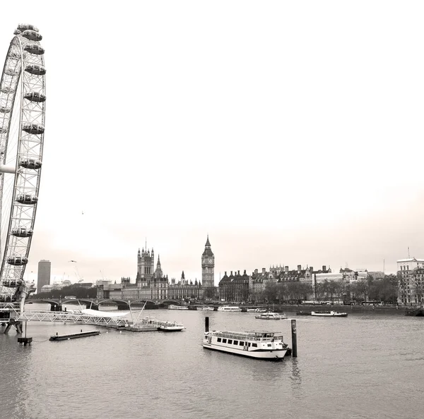 Ojo de Londres en el cielo de primavera y nubes blancas —  Fotos de Stock