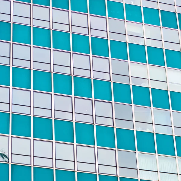 Fenêtres dans la ville de Londres maison et bureau gratte-ciel buil — Photo