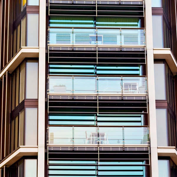 Windows in de city van Londen thuis en op kantoor wolkenkrabber buil — Stockfoto
