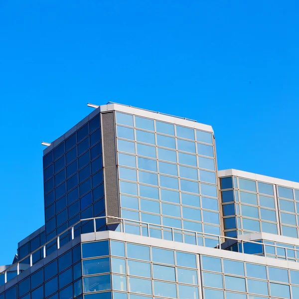 Fenêtres dans la ville de Londres maison et bureau gratte-ciel buil — Photo