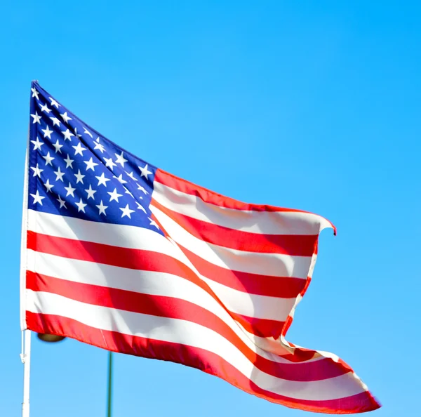 Wereld zwaaien vlag in de blauwe hemel kleur en straat lamp — Stockfoto