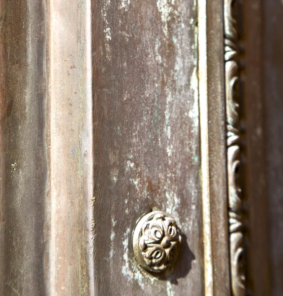 Busto enferrujado latão marrom fechado madeira itália lombardia — Fotografia de Stock