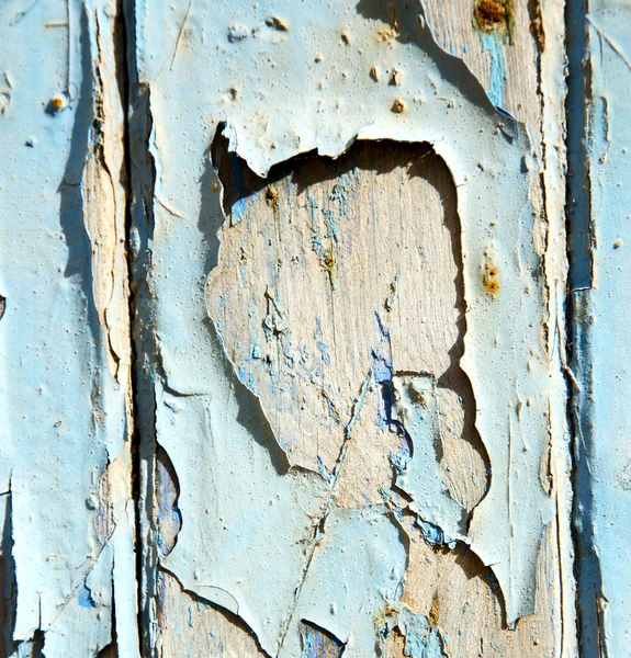 脏剥离的涂料在蓝色木门窗生锈的钉子 — 图库照片