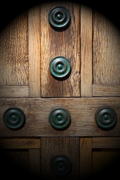 W Londynie antyczny brązowy drzwi zardzewiały mosiądzu paznokci i światło — Zdjęcie stockowe