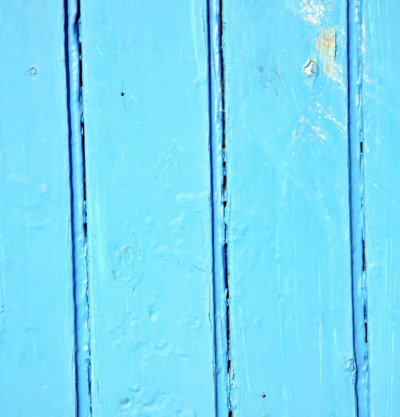 Tinta descascada suja na porta de madeira azul e unha enferrujada — Fotografia de Stock