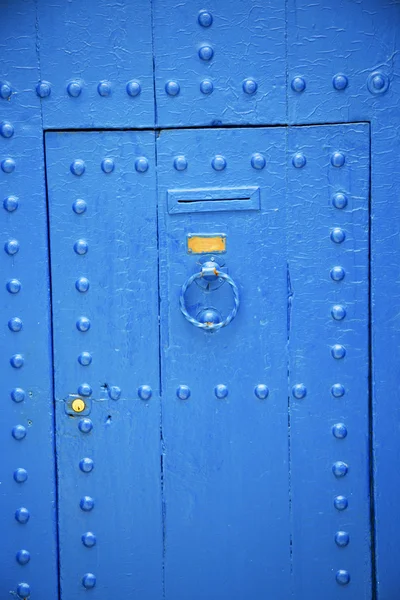 Porta antiga em Marrocos África azul enferrujado — Fotografia de Stock